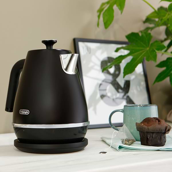 Фото - Электрический чайник Delonghi KBIN2001BK