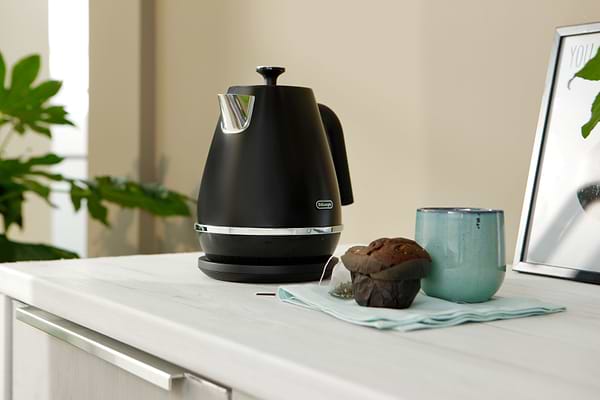 Фото - Электрический чайник Delonghi KBIN2001BK