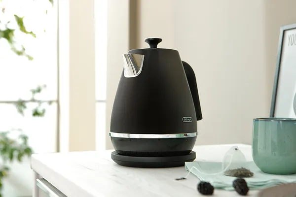 Фото - Электрический чайник Delonghi KBIN2001BK