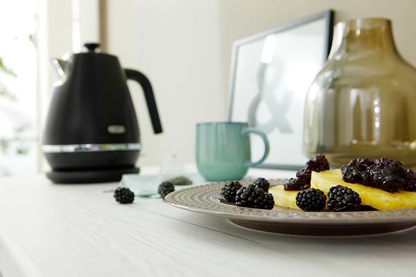 Фото - Электрический чайник Delonghi KBIN2001BK