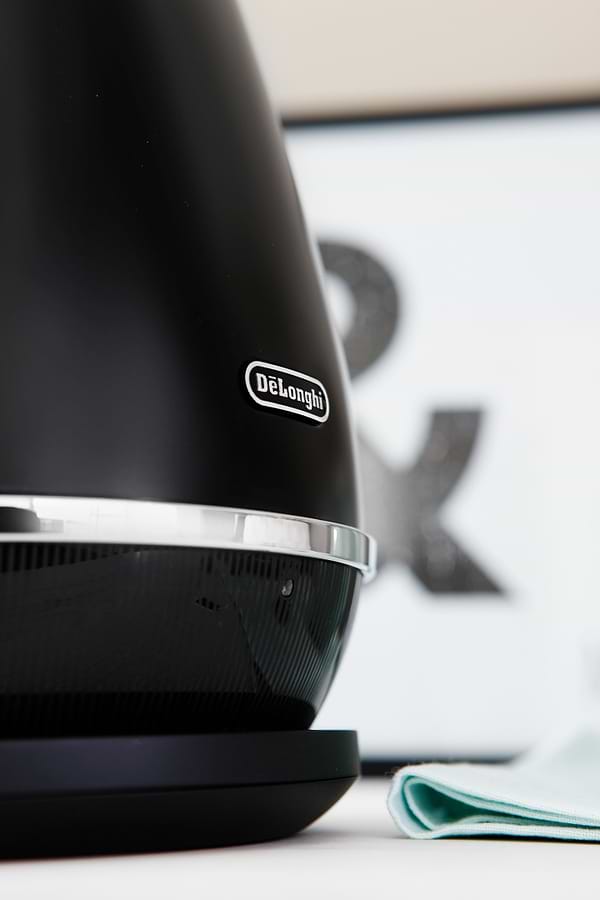 Фото - Электрический чайник Delonghi KBIN2001BK