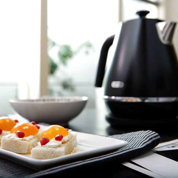 Фото - Электрический чайник Delonghi KBIN2001BK