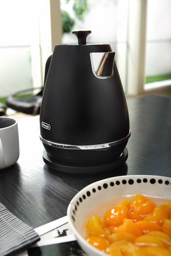 Фото - Электрический чайник Delonghi KBIN2001BK