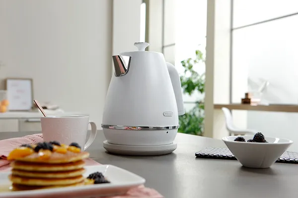 Фото - Електричний чайник Delonghi KBIN2001W