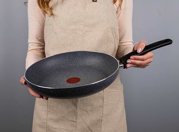Фото - Сковорода універсальна Tefal D4560632 Hard Stone 28 см