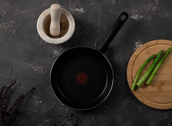 Фото - Сковорода універсальна Tefal C3940432 Resist Essential 24 см