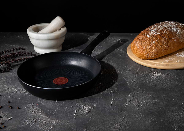 Фото - Сковорода універсальна Tefal C3940432 Resist Essential 24 см
