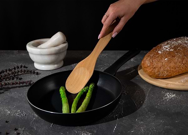 Фото - Сковорода універсальна Tefal C3940432 Resist Essential 24 см