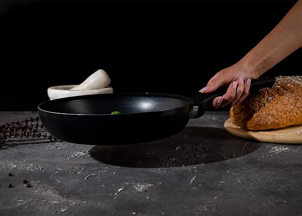 Фото - Сковорода універсальна Tefal C3940432 Resist Essential 24 см