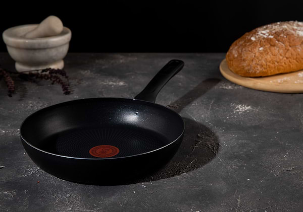 Фото - Сковорода універсальна Tefal C3940432 Resist Essential 24 см