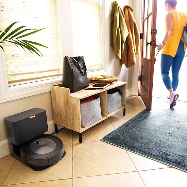 Фото - Робот-пылесос iRobot Roomba J7+ (j755840)