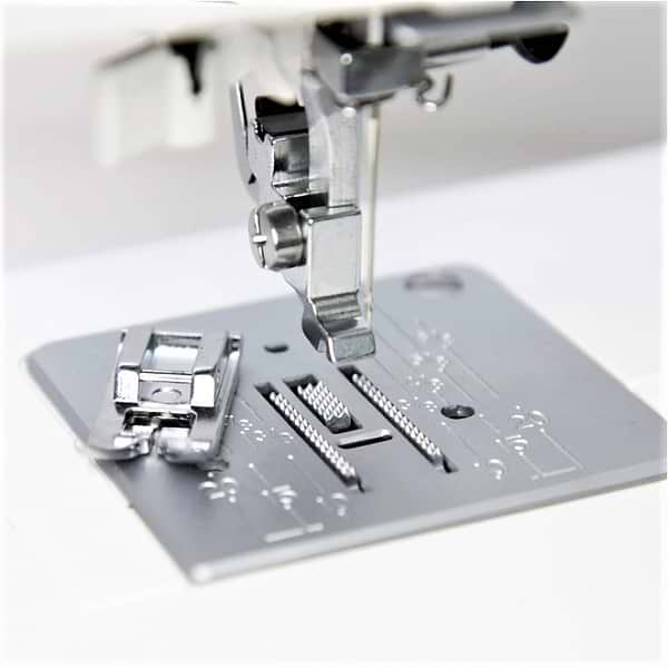 Фото - Швейна машина JANOME XE 300