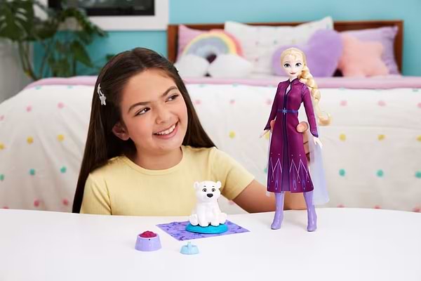 Фото - Лялька Disney Frozen Ельза з маленьким ведмежам Крижане серце (JFG16)