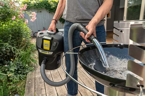 Фото - Пылесос для сухой уборки без мешка Karcher AD 2 Battery для сбора золы (1.348-300.0)