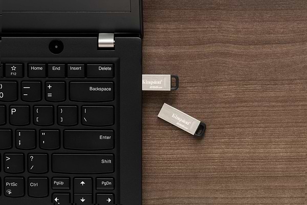 Фото - Флеш USB Kingston DataTraveler Kyson 32GB USB 3.2 Silver-Black (DTKN/32GB)