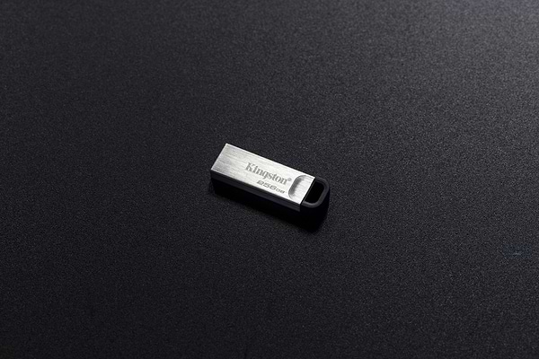 Фото - Флеш USB Kingston DataTraveler Kyson 32GB USB 3.2 Silver-Black (DTKN/32GB)