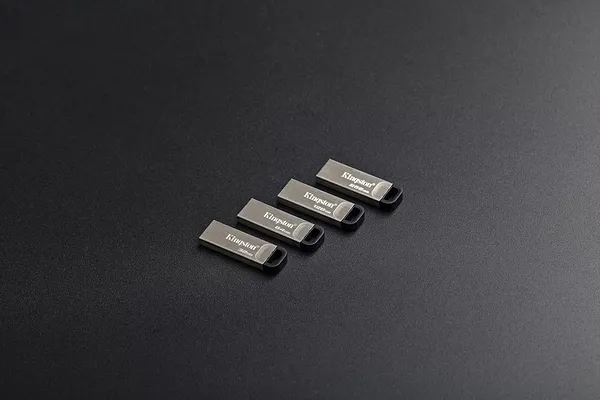 Фото - Флеш USB Kingston DataTraveler Kyson 32GB USB 3.2 Silver-Black (DTKN/32GB)