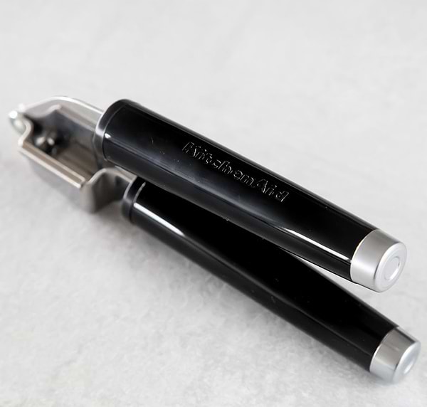 Фото - Прес для часнику KitchenAid Classic 19 см чорний (KCG132OHOBE)