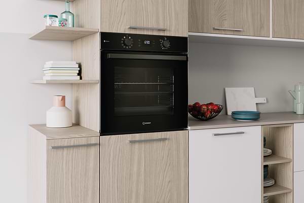 Фото - Духовой шкаф + варочная панель газовая Indesit IOK58HSB + ING61T/BK1