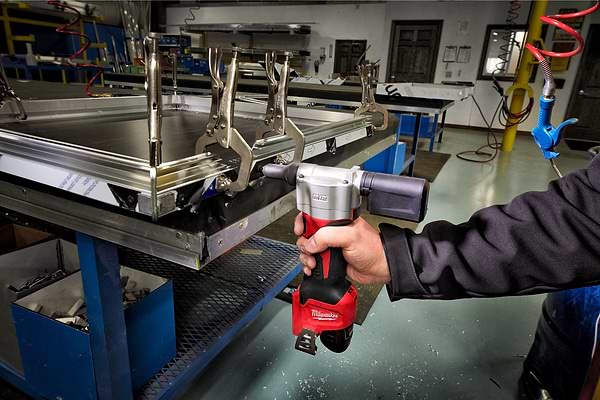 Фото - Ключ заклепочный Milwaukee M12 BPRT-0 2,4-4,8 мм (4933464404)