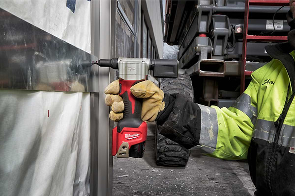 Фото - Ключ заклепочный Milwaukee M12 BPRT-0 2,4-4,8 мм (4933464404)