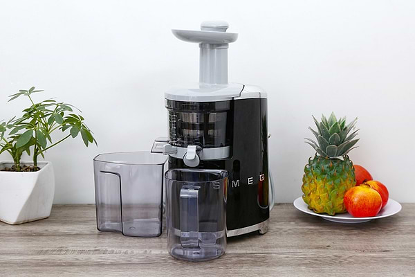 Фото - Соковитискач шнековий Smeg SJF01BLEU