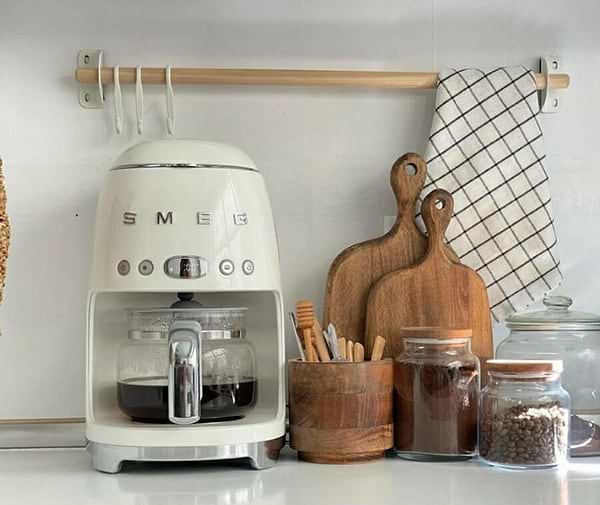 Фото - Кавоварка крапельна Smeg DCF02CREU