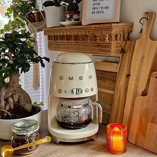 Фото - Кавоварка крапельна Smeg DCF02CREU