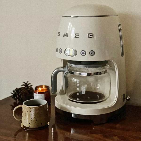 Фото - Кавоварка крапельна Smeg DCF02CREU