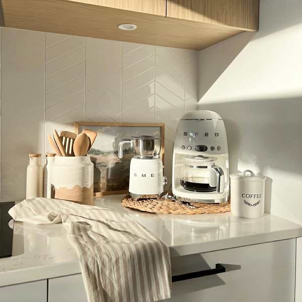 Фото - Кавоварка крапельна Smeg DCF02CREU