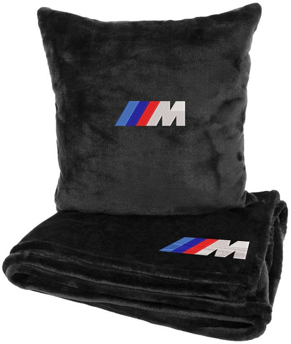 Фото - Набір плед + подушка в авто EVAtech M для BMW M чорні MBLMPSMBV006 Фото - Набір плед + подушка в авто EVAtech M для BMW M чорні MBLMPSMBV006
