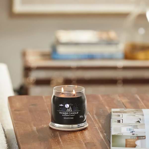 Фото - Свічка скло Yankee Candle Medium Midsummer's Night (Літня Ніч) 368 г (1630002E)