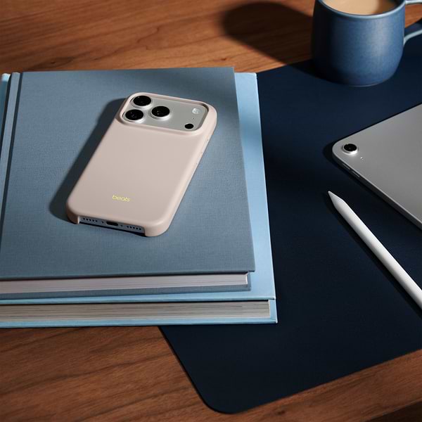 Фото - Чехол для смартфона Apple Beats iPhone 17 Pro Case with MagSafe and Camera Control Lime Stone (MGKE4)