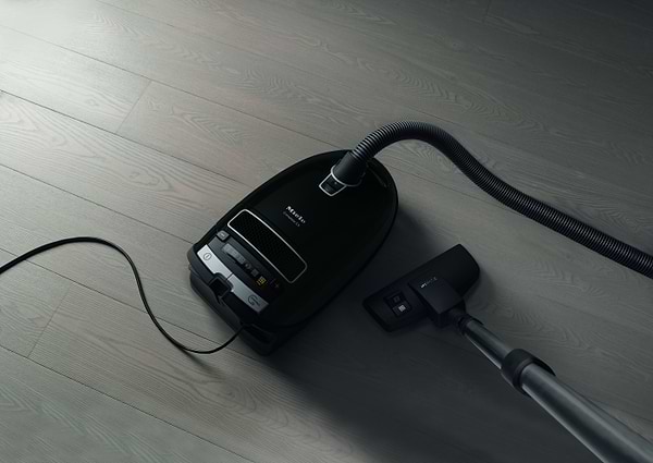 Фото - Пылесос для сухой уборки с мешком Miele SGDF3 OBSW