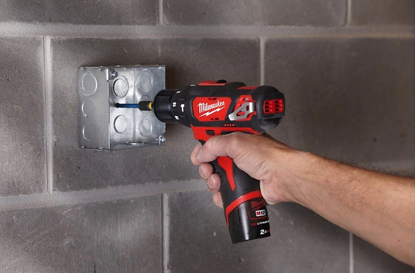 Фото - Дрель-шуруповерт Milwaukee M12 BPD-202C (4933441940)