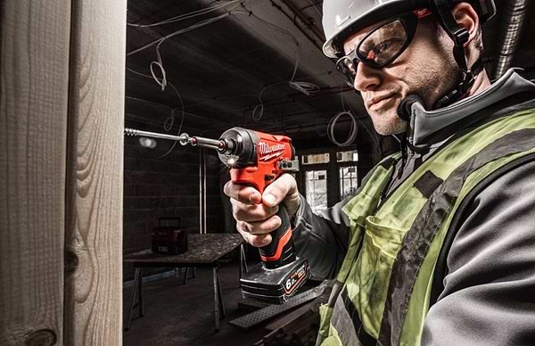 Фото - Дрель-шуруповерт Milwaukee M12 FID2-0 (м)