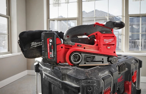 Фото - Ленточная шлиф. машина Milwaukee M18 FBTS75-0 (4933479614)