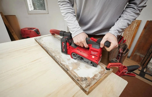 Фото - Ленточная шлиф. машина Milwaukee M18 FBTS75-0 (4933479614)