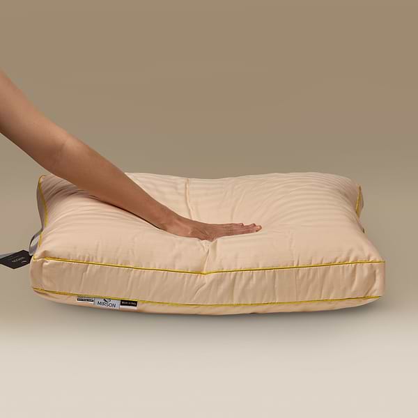 Фото - Подушка стандартна MirSon Carmela DeLuxe Eco-Soft 562 середня 50х70 см (2200000625137)