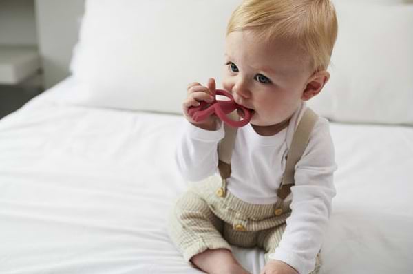 Фото - Прорезыватель Matchstick Monkey Обезьянка, красный 11 см (MM-ONT-019)