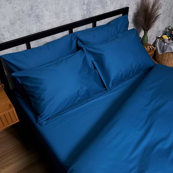 Фото - Комплект постільної білизни Moon&Star Satin Premium Deep Blue 143х210х2 нав. 4х70х70 (MS-820008534)