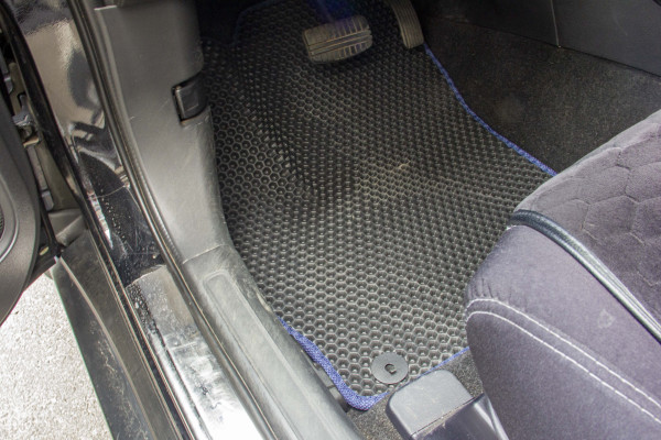 Фото - Коврики из экокожи в салон авто EVAtech для Outlander 5 seats Mitsubishi 2013 3 поколение SUV EU (MT31513CD5LA2BBB)