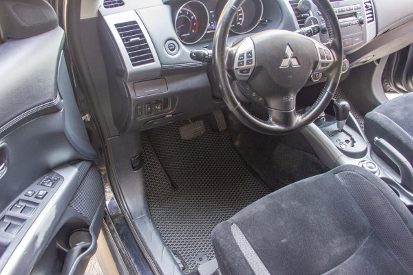Фото - Килимки з екошкіри в салон авто EVAtech для Outlander XL Mitsubishi 2006-2012 2 покоління SUV EU (MT3181CV5AV2BBB)