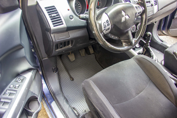 Фото - Килимки з екошкіри в салон авто EVAtech для Outlander XL Mitsubishi 2006-2012 2 покоління SUV EU (MT3181CV5AV2BBB)