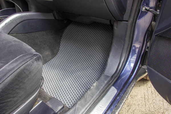 Фото - Килимки з екошкіри в салон авто EVAtech для Outlander XL Mitsubishi 2006-2012 2 покоління SUV EU (MT3181CV5AV2BBB)