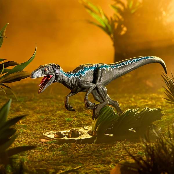 Фото - Колекційна фігурка Noble Collection JURASSIC WORLD Toyllectible Treasures - Blue 19 см (NN9750)