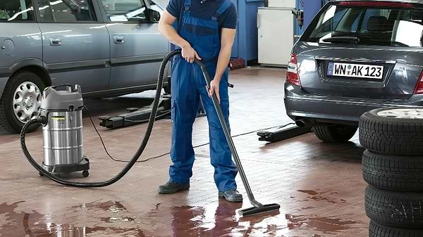 Фото - Пылесос для сухой уборки с контейнером и мешком Karcher NT 38/1 Me Classic (1.428-538.0)