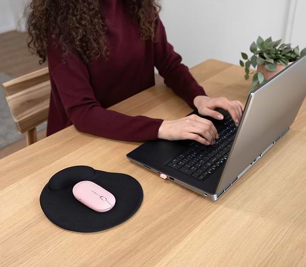 Фото - Мышь беспроводная Trust Puck Rechargeable Ultra-Thin BT WL Silent Pink (24125)