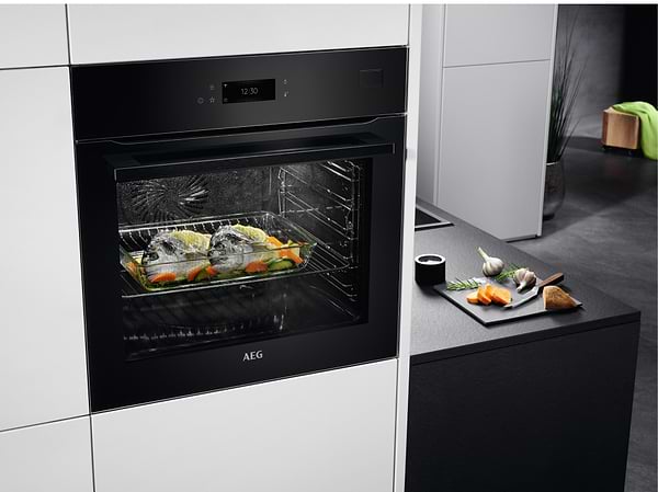 Фото - Духовой шкаф электрический AEG BSE778380B