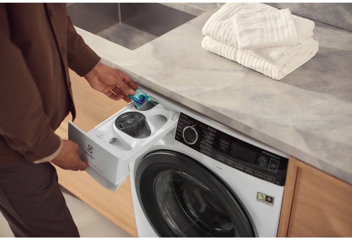 Комплект техники Electrolux Стиральная машина с фронтальной загрузкой + Сушильная машина + Комплект креплений для установки в колонну Electrolux EW6F3414UU + EW7D394UU + E1WYHSK2